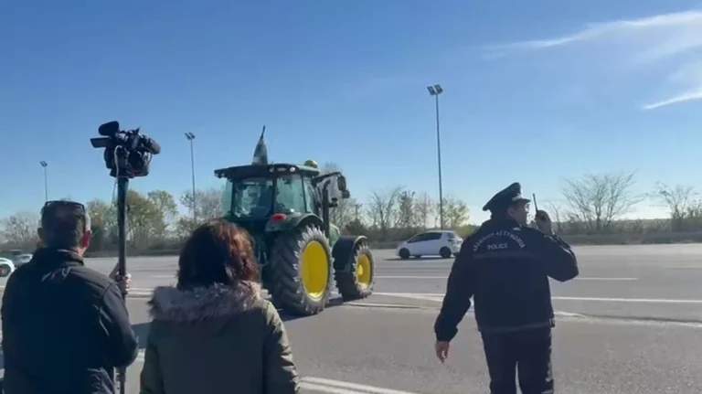 Στα διόδια Μαλγάρων οι αγρότες- Έκλεισαν την Εθνική Οδό με τρακτέρ