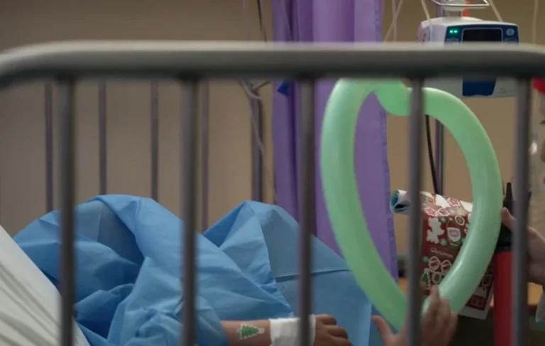 «Ξωτικά» έφεραν το πνεύμα των Χριστουγέννων στο νοσοκομείο Παίδων (video)