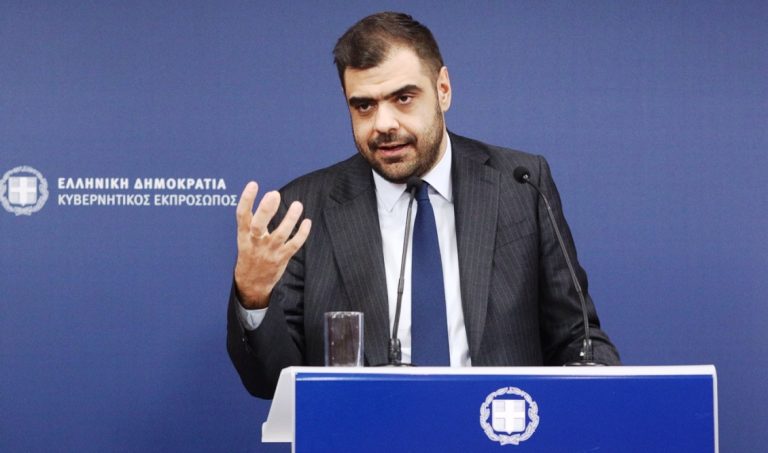 «Μόνο ο ειλικρινής διάλογος θα φέρει τις λύσεις» λέει η κυβέρνηση στους αγρότες μετά το πρώτο ρήγμα στα μπλόκα