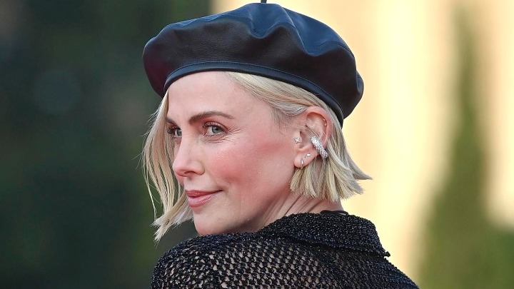 «Apex»: Κυκλοφόρησε το πρώτο τρέιλερ του θρίλερ με τη Σαρλίζ Θερόν και Τάρον Έτζερτον