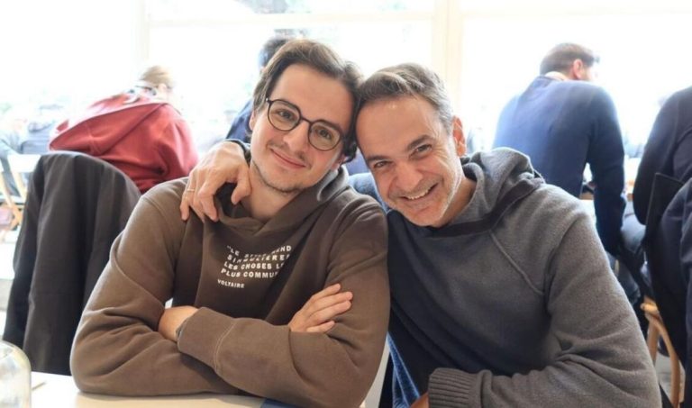 Ο Κ. Μητσοτάκης πήγε να δει τον «Καποδίστρια» παρέα με τον γιο του (photo)