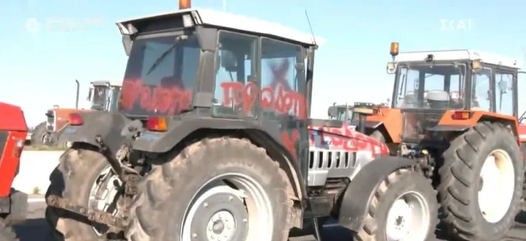 Βανδάλισαν τα τρακτέρ των δύο αγροτών στο μπλόκο της Νίκαιας που πήγαν στη συνάντηση με τον πρωθυπουργό (photo)