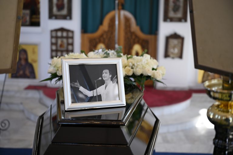 Γιώργος Μαρίνος: Σε κλίμα έντονης θλίψης το τελευταίο αντίο στη Βούλα (φώτο, βίντεο)