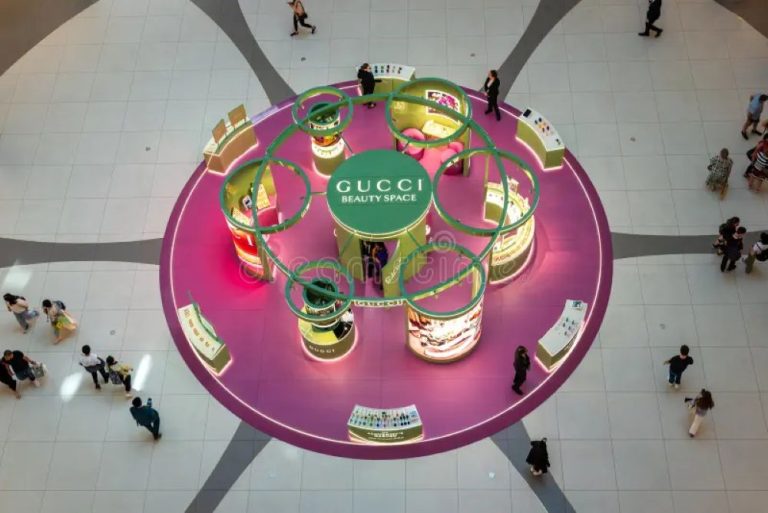 Μέση Ανατολή: Κατεβάζουν ρολά Gucci, Zara, H&M, Apple και Versace