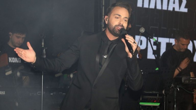 Θύμα ξυλοδαρμού έπεσε ο Ηλίας Βρεττός σε live εμφάνιση στην Κύπρο