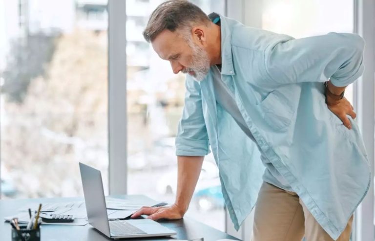 Τα 10 συμπτώματα που δεν πρέπει να αγνοούμε αν έχουμε πόνο στη μέση (photo)