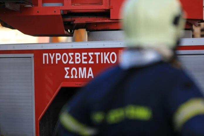 Πυρκαγιά σε υπόγειο διαμέρισμα στα Σεπόλια – Στο νοσοκομείο ο ένοικος (video)