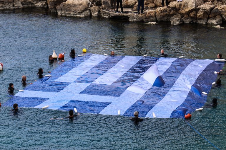 Γιγαντιαία σημαία, στην Πειραϊκή για την εθνική επέτειο της 25 Μαρτίου