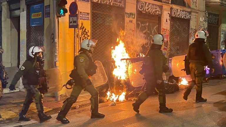 Και πάλι επεισόδια στα Εξάρχεια – 114 προσαγωγές τα ξημερώματα