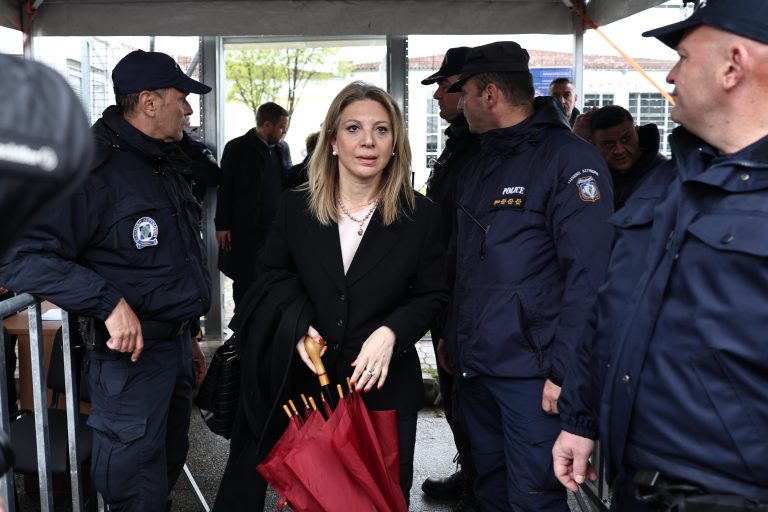 Δίκη για τα Τέμπη: Ένταση με Καρυστιανού και Κωνσταντοπούλου – Στο νοσοκομείο ο Πάνος Ρούτσι