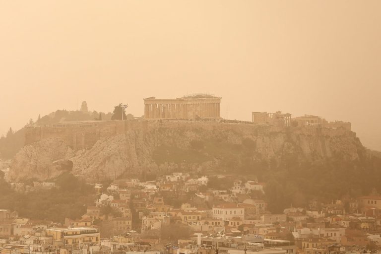 Καιρός σήμερα: Η αφρικανική σκόνη συνεχίζει να «πνίγει» τη χώρα – Πότε καθαρίζει η ατμόσφαιρα