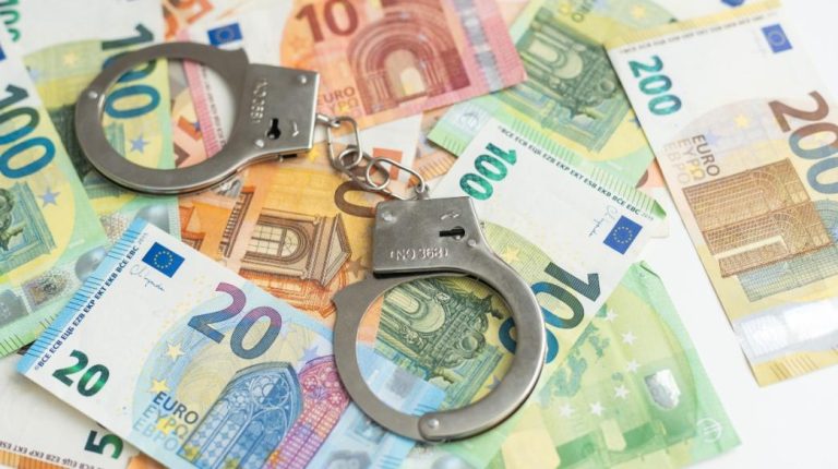 «Φάμπρικα» εκβιασμών σε επιχειρηματίες στη Θεσσαλονίκη: Συλλήψεις εφοριακού και συνταξιούχου