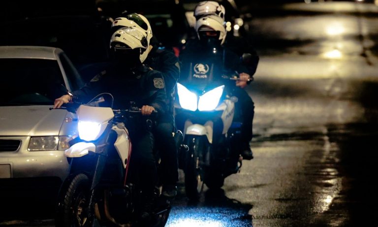 Βάρη: Εφιαλτική ληστεία με κινηματογραφική διαφυγή – «Πήδηξαν από τα μπαλκόνια και χάθηκαν στο βουνό»