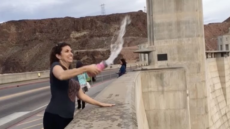 Το εντυπωσιακό φαινόμενο στο Φράγμα Χούβερ που κάνει το νερό να «ανεβαίνει» (Video)