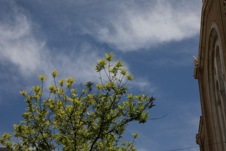 Με ανοιξιάτικο καιρό το ψήσιμο του οβελία σε όλη τη χώρα