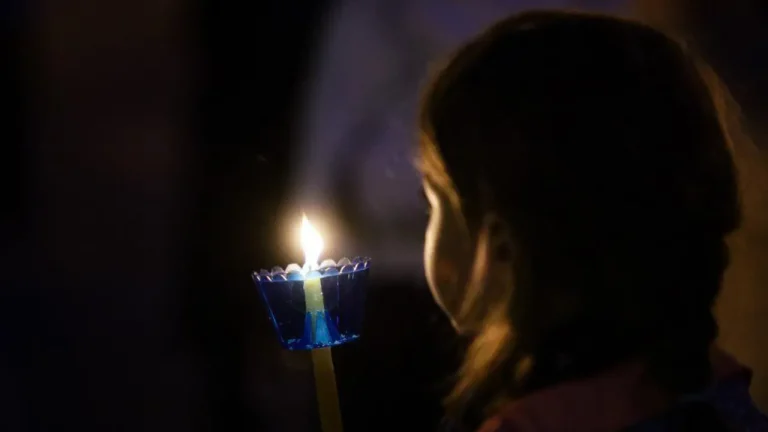 Η φλόγα της Ανάστασης: Η άγνωστη ιστορία πίσω από την πασχαλινή λαμπάδα