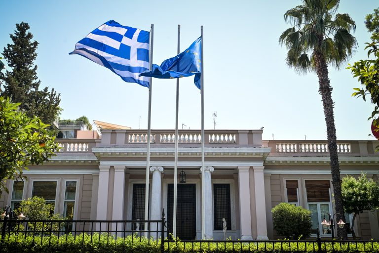 Στο Μέγαρο Μαξίμου σήμερα στις 13:00 σύσκεψη για την πορεία της αγοράς εν μέσω πιέσεων από τη Μέση Ανατολή