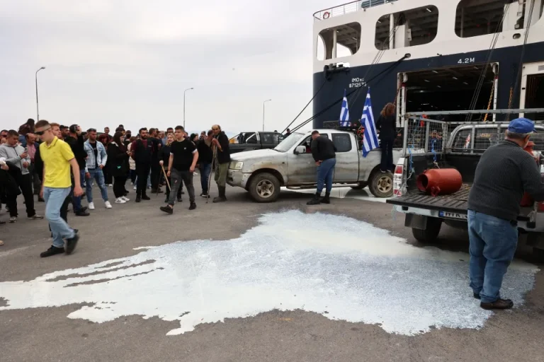 Ένταση στη Μυτιλήνη: Κτηνοτρόφοι στους δρόμους για την κρίση από τον αφθώδη πυρετό (pics & video)