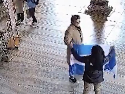 Αγία Σοφία: Σύλληψη δύο Ελλήνων μετά από ανάρτηση σημαίας με βυζαντινό αετό και σύνθημα μέσα στο μνημείο (βίντεο)