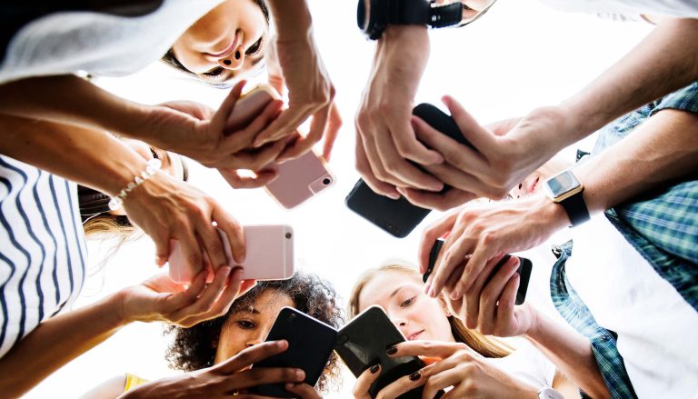 44 χρόνια μπροστά σε οθόνες – Πότε προλαβαίνουμε να ζήσουμε;