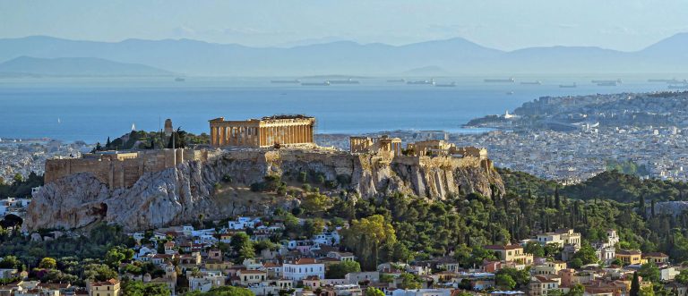 Ελλάδα σε καλοκαιρινούς ρυθμούς ενώ «φλέγεται» η Ευρώπη – Τι έπεται το τριήμερο… (Video)