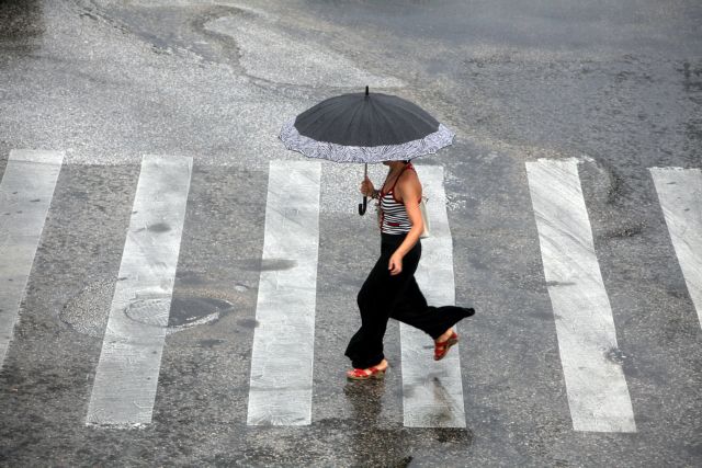 «Χαλάει» ξανά ο καιρός: Βροχές, καταιγίδες και πτώση της θερμοκρασίας
