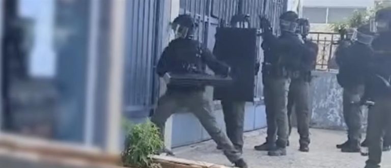 Η έφοδος των αστυνομικών στα κρησφύγετα συμμορίας απατεώνων (VIDEO)