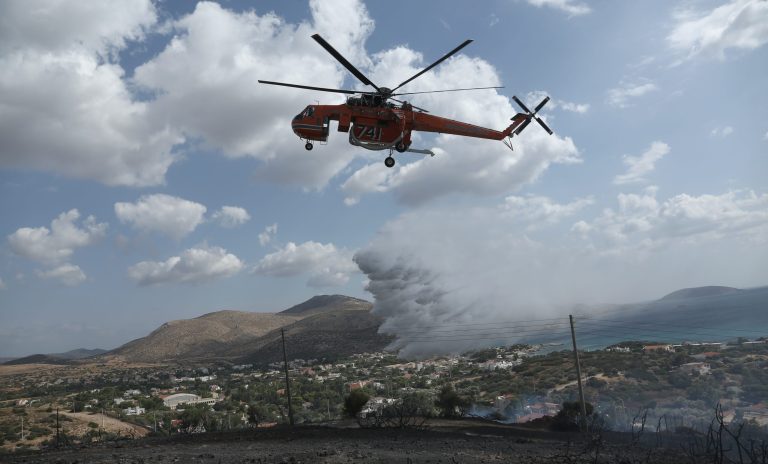 Υπό έλεγχο η φωτιά στα Καλύβια Αττικής (video)