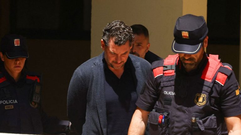 Η στιγμή που ο Τζόναθαν Άντικ της Mango οδηγείται με χειροπέδες στο δικαστήριο (video)