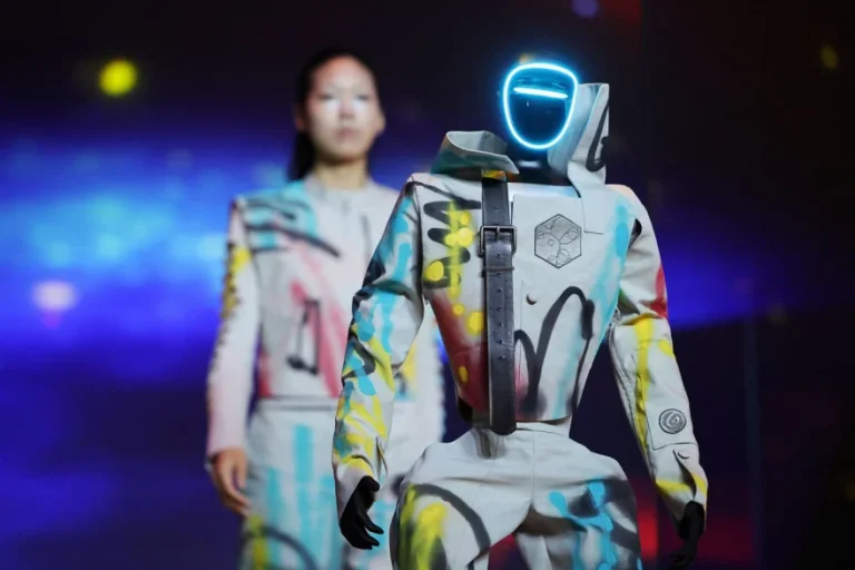Η πιο futuristic πασαρέλα της χρονιάς είχε πρωταγωνιστές… ρομπότ (PICS & VIDEO)