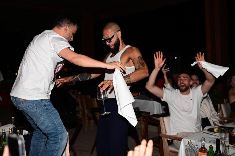 Ο μπασκετικός Ολυμπιακός γιόρτασε το Ευρωπαϊκό στη Βούλα – Ο Φουρνιέ «έκλεψε» την παράσταση (Εικόνες)