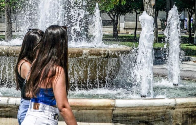 «Καμίνι» η χώρα σήμερα: Ο υδράργυρος σκαρφαλώνει πάνω από τους 30 βαθμούς