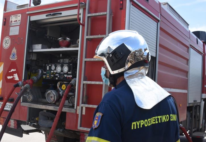 Φωτιά στους Αγίους Θεοδώρους: Σταμάτησε ο Προαστιακός, προβλήματα στην Έθνική (VIDEO)