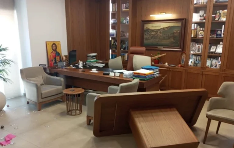 Δημότης μπήκε σε Δημαρχείο και τα έκανε λαμπόγυαλο (photo)