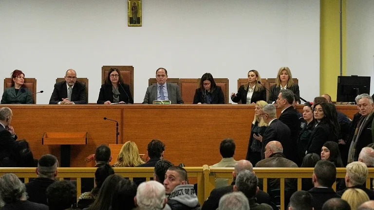 Δίκη για τα Τέμπη: Απορρίφθηκαν τα αιτήματα Δικηγορικών Συλλόγων και μηχανοδηγών