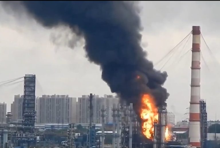 Φλεγόμενο πετρέλαιο έπεφτε από τον ουρανό μετά το χτύπημα σε ρωσικό διυλιστήριο