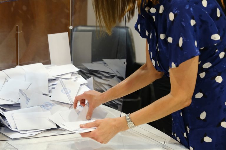 Δημοσκόπηση Pulse: Πρωτιά για τη ΝΔ, δεύτερη δύναμη η ΕΛΑΣ του Τσίπρα – Πίεση σε ΠΑΣΟΚ και μικρότερα κόμματα (Video)