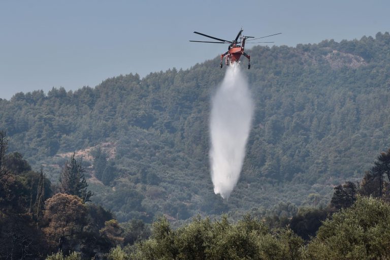 Φωτιά στην Κερατέα: Σηκώθηκαν ελικόπτερα για τις φλόγες κοντά στη Μονή Θεοσκέπαστης