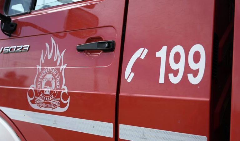 Φωτιά σε σκάφος στο ναυπηγείο Σαλαμίνας – Σε εξέλιξη επιχείρηση κατάσβεσης