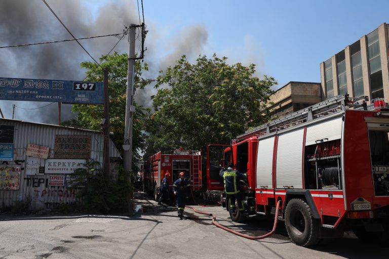 Φωτιά στο Αιγάλεω: Έκλεισε η κυκλοφορία στην Ορφέως – Μάχη με τις φλόγες δίνει η Πυροσβεστική (video)