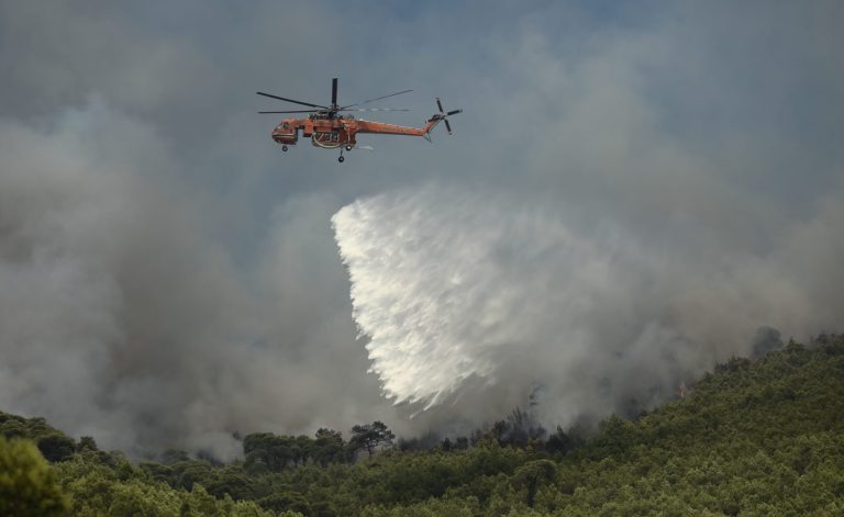 Μεγάλη φωτιά στο Λουτράκι – Ισχυρές πυροσβεστικές δυνάμεις δίνουν μάχη με τις φλόγες (photo)