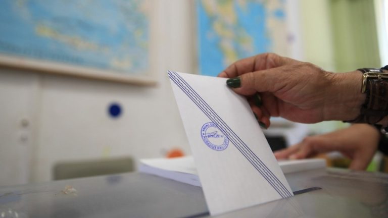 Δημοσκόπηση Opinion Poll: Σταθερά πρώτη η ΝΔ με 30,5% – Δεύτερος ο Τσίπρας, τρίτη η Καρυστιανού, σε πίεση το ΠΑΣΟΚ