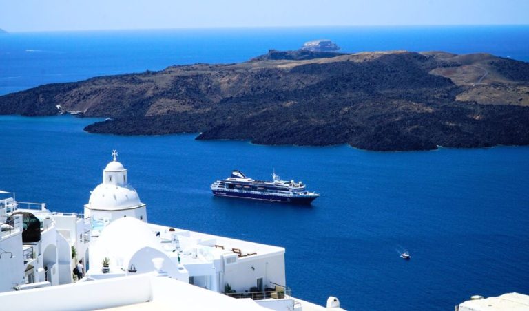 Σαντορίνη: Στον «αέρα» οι αφίξεις κρουαζιερόπλοιων λόγω κινητοποίησης των τουριστικών λεωφορείων