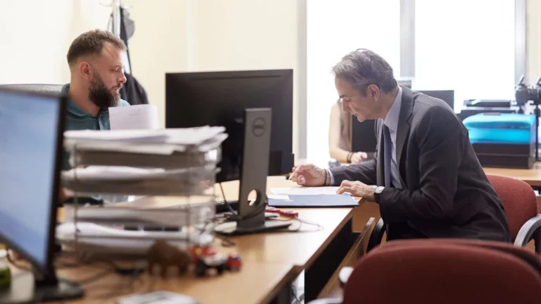 Ο Κυριάκος Μητσοτάκης έβγαλε νέα ταυτότητα στο Α.Τ. Συντάγματος