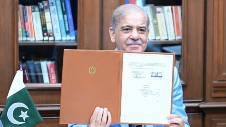 Η στιγμή της υπογραφής: Ο πρωθυπουργός του Πακιστάν επικυρώνει τη συμφωνία ΗΠΑ – Ιράν (VIDEO)