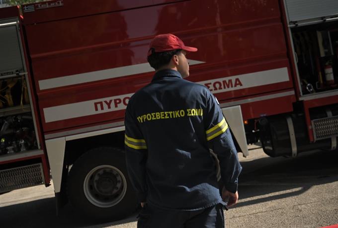 Μάχη με τις φλόγες σε οινοποιείο στο Μαρκόπουλο – Αναφορές για εκρήξεις