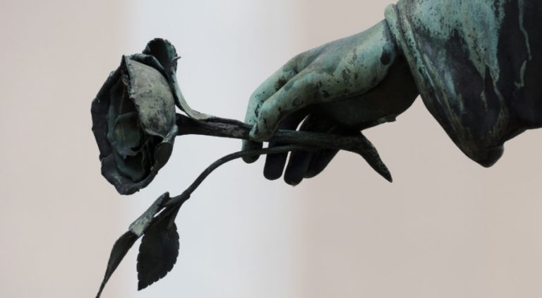 Ούτε τα χρήματα ούτε η δόξα: Τι βαραίνει πραγματικά την ψυχή στο τέλος