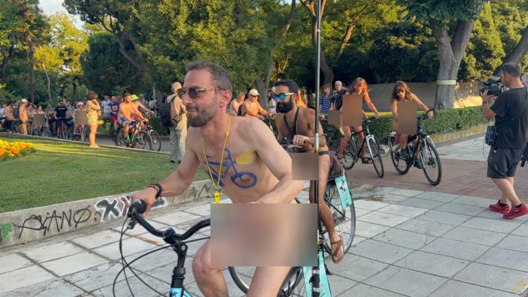 Έκαναν ορθοπεταλιές… ολόγυμνοι στη Θεσσαλονίκη (PHOTOS)