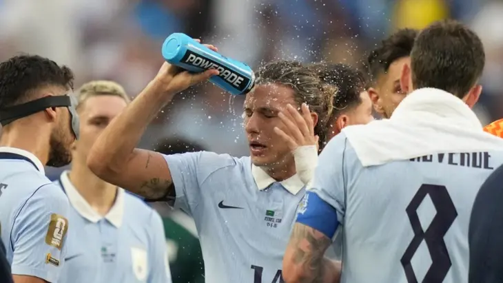 «Hydration breaks ή για διαφημίσεις;» Τα «διαλείμματα ενυδάτωσης» που διχάζουν το Μουντιάλ