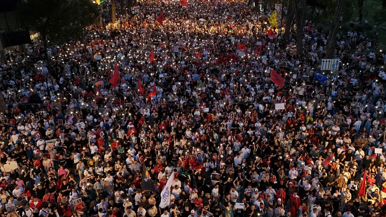 «Θα κάνω την Αλβανία Ντουμπάι» λέει ο Ράμα, αλλά οι διαδηλωτές δεν υποχωρούν